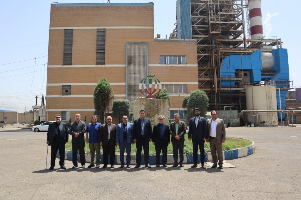 بازدید جمعی از مسئولان استان البرز وشهرستان فردیس از نیروگاه شهید منتظر قائم
